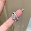 Anel Quadrado Pequeno de Diamante Escovado Vintage Usado para Mulheres Design de Nicho Ins Luxo Acessível Anel de Zircônia Presente