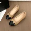 Sapatos rasos de fada, mocassins delicados para mulheres, novo modelo 2026, bico redondo, color block, sapatos Mary Jane baixos inspirados na Chanel