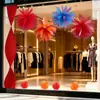 Decorações para celebração de aniversário da loja, decorações de entrada, evento de inauguração, cena comercial, trajes para evento, vitrine, fogos de artifício artificiais para realçar a atmosfera