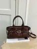 2026 Novo Modelo Bolsa de Mão Feminina Grande Capacidade Bolsa Tote para o Dia a Dia Bolsa de Ombro Estilo Biker Retrô Europeu e Americano