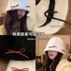 Chapéu de Pescador de Pelúcia com Laço de Tricô de Pelo de Coelho Estilo Japonês para Mulheres, Outono e Inverno Quente Proteção de Orelha Versátil Afina o Rosto Tendência