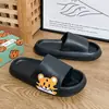 Novas Chinelos Slip-on Femininos de Verão para Interior, Casa e Uso Doméstico Desenho Animado Solado Grosso Banheiro Antiderrapante Sandálias e Chinelos para Uso Externo para Homens