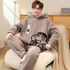 Pijama de Franela para Hombre 2026 Nueva Temporada Otoño e Invierno Set Cálido Espeso con Felpa Ropa de Casa Atractiva de Dibujos Animados