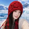 Gorro de Punto Rojo con Borla Floral para Viajes en el Oeste de Sichuan para Mujer, Gorro de Lana de Estilo Étnico Hueco para Otoño e Invierno con Protección para los Oídos, Gorro de Tejer