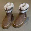 Estilosas e minimalistas, estas botas curtas quentes, forradas com fleece e com detalhe de fivela são as novas botas de neve de cano curto e sola grossa da coleção de inverno de 2026 para mulheres