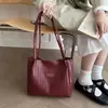 Bolso tejido de gran capacidad con patrón de rombos para mujer, nuevo bolso de hombro versátil de moda Otoño/Invierno 2026, bolso tote casual para el día a día