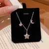 Collar Estilo Coreano con Estrella y Luna de Circonita Micro-Pavimentada Diseño de Nicho Cadena de Clavícula de Acero de Titanio de Alta Gama Venta al por Mayor