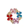 Broche de Corona de Flores de Cuatro Colores Colorida Corona de Flores de Cristal en Forma de Gota Dorada Incrustada con Pedrería Versátil para Trajes y Vestidos