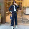 Traje de mezclilla para mujer 2026 primavera y otoño nuevo conjunto de tres piezas con bloques de color combinados: chaqueta de mezclilla, chaleco, overol