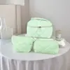 Set de tres piezas de bolsa de cosméticos de plumón, brochas de maquillaje, gran capacidad, alto valor estético, portátil, impermeable, almacenamiento acolchado en forma de diamante