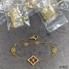 Colar de Renda Floral Trevo de Quatro Folhas Dupla Face Estilo Clássico de Corte Buqi Brincos de Tarraxa com Design de Nicho Corrente de Clavícula de Alta Qualidade