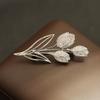 Elegante broche de ramo de tulipanes bicolor dorado y plateado con micro incrustaciones de circonitas, broche de dama suave para combinar con todo para evitar la luz