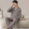 Pijama de algodón de manga larga y pantalón largo para hombre en stock, conjunto de dos piezas con cuello de solapa y diseño de botones, adecuado para transmisiones en vivo y comercio electrónico transfronterizo, ropa de casa para hombre