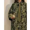 Corbata marrón para mujer, estilo retro verde de Hong Kong, estilo antiguo vintage, camisa informal, combinable, de mano, de nicho