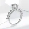 Transmisión en Vivo de Moda Europea y Americana Lujo Artesanía Fina Anillo de Imitación de Diamante Moissanita Completamente Incrustado en Diamantes Base de Cobre Anillo Chapado en Plata Anillo de Fila Joyería para Mujer
