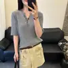 Camiseta Estilosa de Gola V com Manga Curta para Mulheres 2026 Nova Tendência Jovem Slim Fit Tricô Fino Seda de Gelo Top de Verão para Mulheres