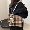 Bolsa de grande capacidade feminina 2024 nova bolsa de ombro xadrez estilista de outono design de nicho linda bolsa de viagem