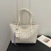 Bolso tote de hombro casual para mujer, simple, con estampado 2026, de gran capacidad, con colgante, para ir al trabajo y de compras, en un estilo fresco, moderno y relajado