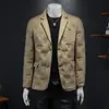 Estação Europeia 2024 Inverno Novo Estilo Coreano Slim Fit Moda Masculina Pato Branco para Baixo Jaqueta de Plumas com Gola de Terno Embossada