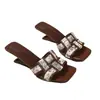 2026 Chanclas Cuadradas de Tacón Alto Estampadas Transfronterizas para Mujer, Sandalias de Tacón Irregular Estilo Chino Nuevo Europeo y Americano de Talla Grande para Verano, Venta al por Mayor