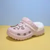 Nuevos zuecos forrados de felpa para mujer, estilo otoño e invierno, antideslizantes, de suela gruesa, cálidos, como una nube, modernos y populares, pantuflas para uso interior y exterior