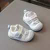 Zapatos para caminar de bebé otoño nuevo estilo niños zapatos de dibujos animados lindos antideslizantes niñas bebé suela suave superficie de malla transpirable zapatos deportivos