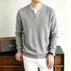 Suéter Masculino Estilo Old Money Falso Duas Peças 2026 Inverno Novo Espessado com Forro de Lã Quente Tricô Básico Suéter Atacado