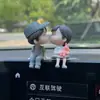 Enfeites de carro atacado acessórios de interior de carro boneco casal fofo beijando decoração de carro elétrico enfeites feminino Influenciador Digital