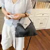 Bolso de mano pequeño fresco estilo japonés al por mayor para mujer, nuevo modelo de verano 2026, bolso de hombro único y texturizado, bolso cruzado para el trabajo