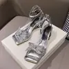 Sandálias de salto alto estilo coreano, design moderno de bico quadrado e aberto, nova coleção de verão 2026, com uma tira, sandálias slip-on de salto fino, salto médio, enfeite de borboleta, estilo feminino