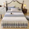 Falda de cama de una sola pieza de algodón cepillado estilo coreano, estilo simple, color sólido, universal para todas las estaciones, amigable con la piel, algodón puro, cubierta de cama antideslizante, juego de tres piezas