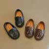 Zapatos de piel para niño 2026 primavera y otoño nuevos estilo británico vintage versátiles mocasines para niña de moda zapatos para bebé de suela blanda
