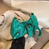 20245 Otoño e Invierno Nuevo Bolso Retro de Moda para Viajeros de Mujer Bolso de Hombro Simple y Portátil con Axilas