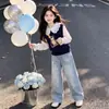 Conjunto simples e estiloso para meninas apresentando um colete fofo de urso, uma blusa doce de gola boneca estilo coreano e calças jeans versáteis com estampa de estrelas.