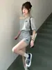 Conjunto de dos piezas de falda corta de manga corta de un solo hombro para mujeres petite, conjunto de ropa deportiva coreana de verano adelgazante que reduce la edad para mujeres