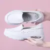 Sapatos de enfermeira com amortecimento a ar femininos primavera e verão couro vazado sola grossa sola macia respirável sapatos de trabalho médicos especiais em estoque atacado