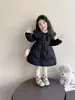 Nuevo Abrigo Cálido Dulce y Elegante para Bebé Niña Invierno 2026, Cuello Solapa Estilo Coreano, Chaqueta de Algodón de Longitud Media a la Moda