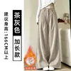 Calça de veludo cotelê marrom para mulheres, novo estilo outono 2026, cintura alta, modelagem que afina a silhueta, calça de perna reta solta com design fluido e de perna larga, adequada para baixinhas.