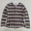 Camiseta listrada de manga comprida retrô para mulheres, justa ao corpo, que valoriza a silhueta, com detalhes de botões, um novo estilo de outono, top respirável e casual