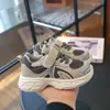 Zapatos Infantiles 2025 Nuevo Estilo Tenis para Niños Primavera y Otoño Transpirables Suela Suave Malla Zapatos de Bebé Zapatos de Papá para Niñas