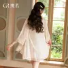 Precioso y dulcemente seductor conjunto de camisola de noche con estampado de mariposas en encaje de gasa con copas en el busto y bata para casa A6528