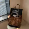Bolsa Casual Grande Capacidade Estampa de Leopardo Feminina 2026 Nova Retrô Simples de Ombro de Mão Bolsa Tote Moda para o Dia a Dia
