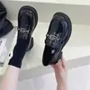 Zapatos de cuero casuales versátiles para mujer, moda popular otoño 2026, zapatos de charol de un solo color, mocasines estilo británico de suela suave