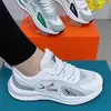 Novos sapatos casuais 2024 para homens e mulheres com malha respirável, sapatos casuais esportivos, sola macia, tecido fly woven, sapatos de casal, transfronteiriços