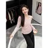 Camiseta Manga Longa Falsa Duas Peças Ombro a Ombro Estilo Coreano Plus Size para Mulheres, Novo Estilo Primavera e Outono, Emagrecedora e Valoriza Curvas, Peça de Roupa Externa