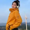 Chaqueta azul exterior a prueba de viento e impermeable nueva de 2026 para hombre y mujer, una chaqueta de montañismo de primavera/otoño moderna y a la moda.