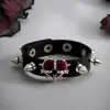Pulsera de cuero con remaches transfronteriza europea y americana con hebilla en forma de corazón, una pulsera única y elegante con un ambiente dulce y genial, una pieza de joyería de diseño nicho para mujeres