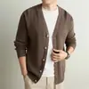 Suéter de Punto para Hombre 2026 Otoño/Invierno Estilo Old Money Cárdigan sin Cuello Juvenil Lujo Casual Color Sólido Chaqueta de Punto de Uso Individual