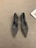 Primer Encuentro con las Sandalias Plateadas Puntiagudas de la Temporada con un Aire de Hada, Nuevos Zapatos de Noche Suaves Estilo Francés Primavera/Verano 2026