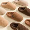 Pantuflas de Algodón y Lana de Cordero para Hombres y Mujeres Invierno 2025 Estilo Nuevo Cálidas para el Hogar de Interior Antideslizantes Peludas de Algodón Pareja Mujeres